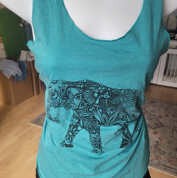 3/$30- Adorable Elephant Tank Top - Picture 1 of 2